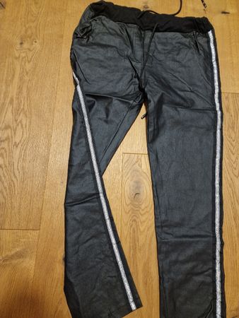 Schwarze Hose im Lederlook mit Seitenstreifen, Gr. L