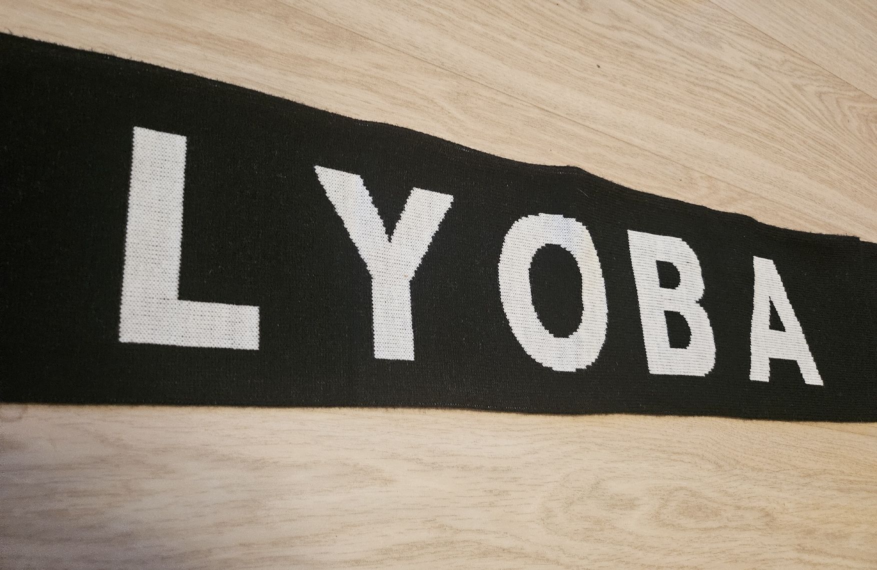 Foulard & Sciarpe: Echarpe LYOBA noire et blanche – Usato da La Joux FR venduto da car_ck96 2