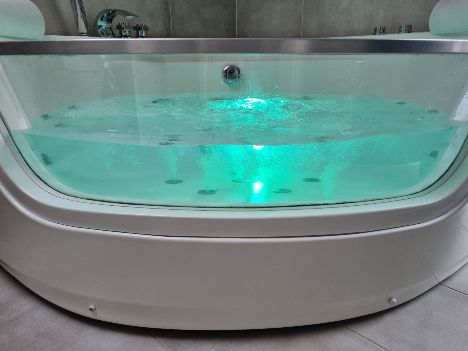 Whirlpool Baignoires: Whirlpool Badewanne Eckmodell mit LED – D'occasion à Finsterhennen par friap2000 3