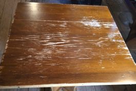 Robuster 2er Esstisch aus Holz mit Gebrauchsspuren