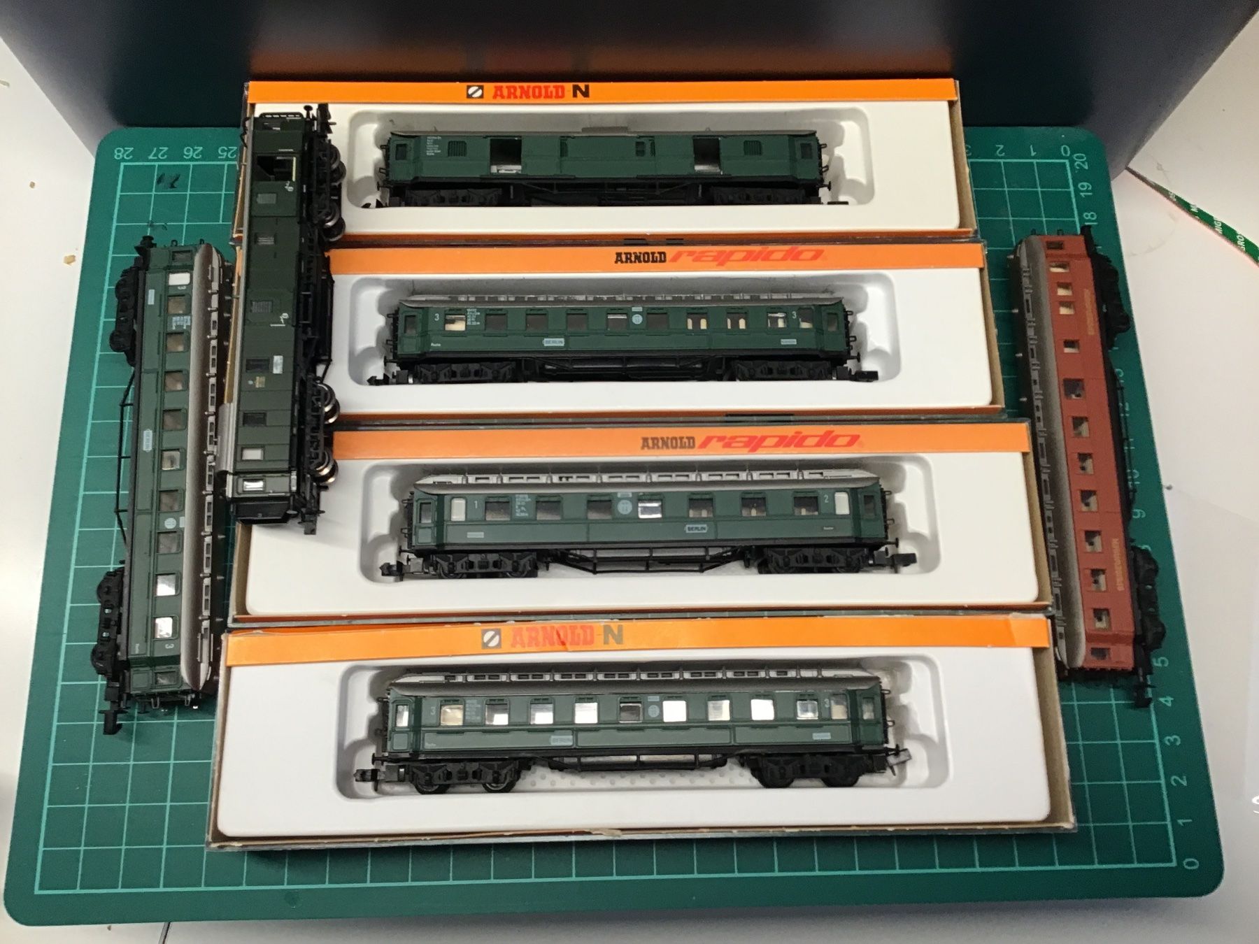 Modelleisenbahnen: Arnold N/Trix div. Wagen, Spur N 7 Stück – Gebraucht aus Männedorf von Spezial-Modelle