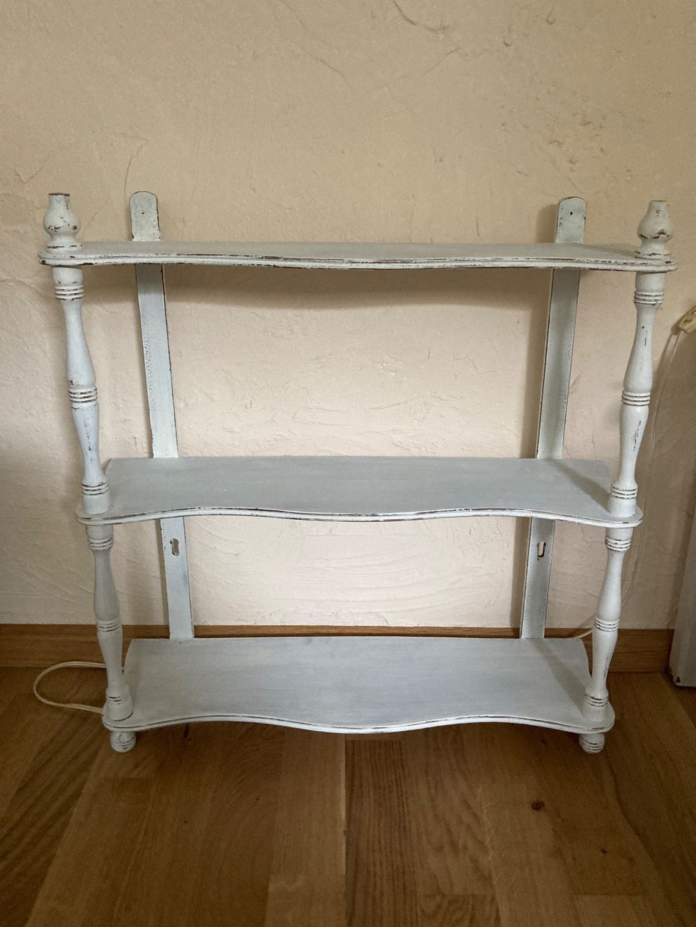 Scaffali: altes Wandregal shabby chic bemalt – Usato da Münchenstein venduto da Connyj