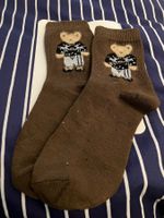 Schöne warme braune Socken mit Teddybärenmuster, neu