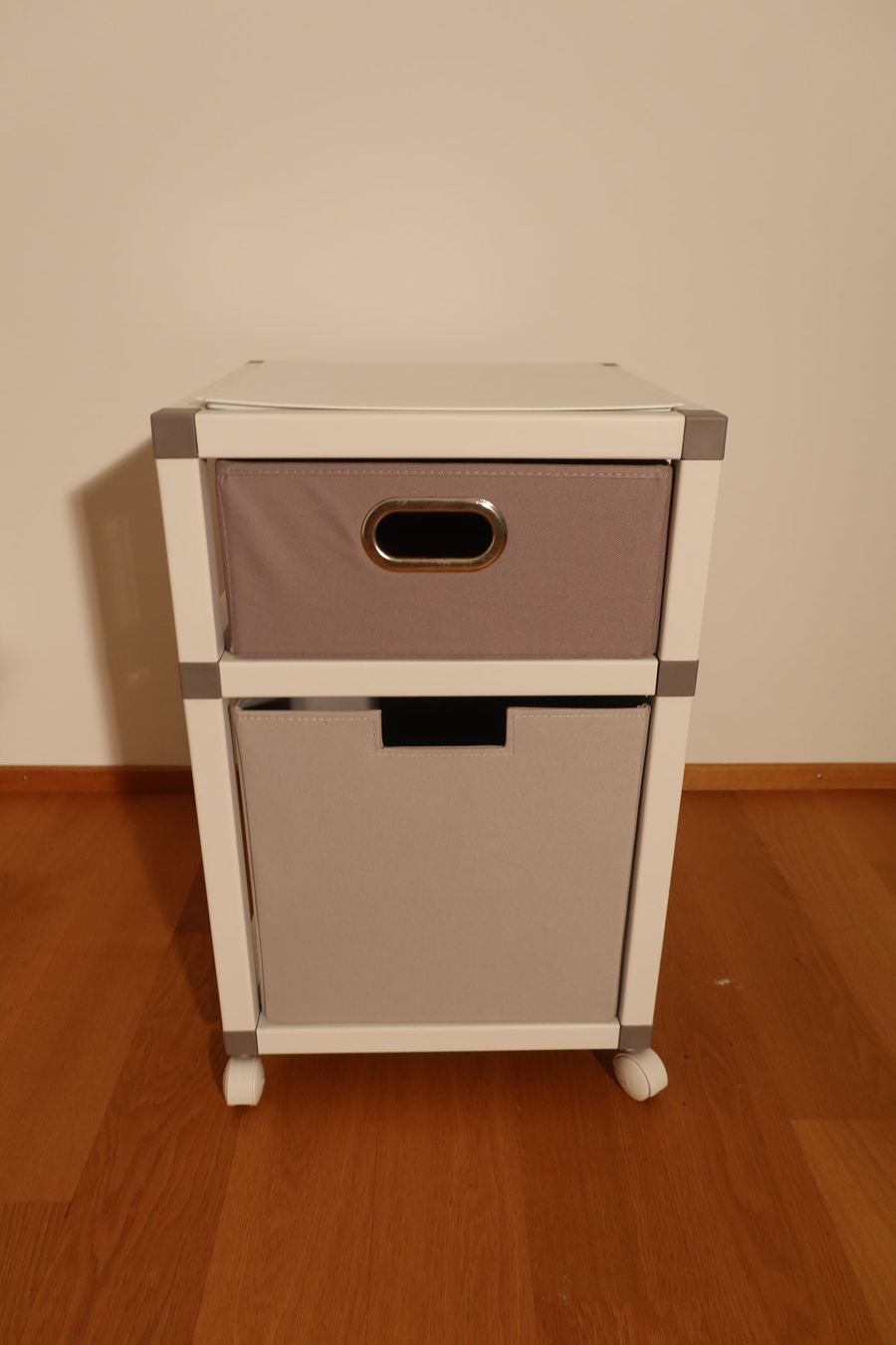 Eléments de bureau: Rollcontainer mit 2 Stoffboxen – D'occasion à Kilchberg ZH par and_y5q6 1