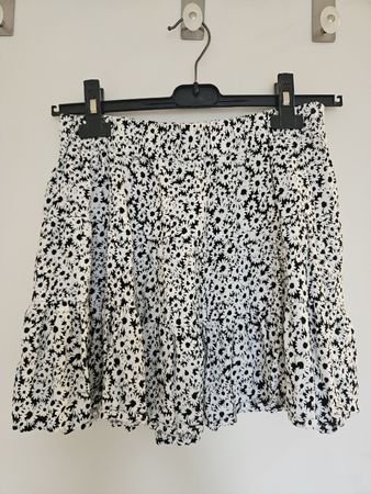 Jupe courte Bershka motif fleurs noir blanc taille M
