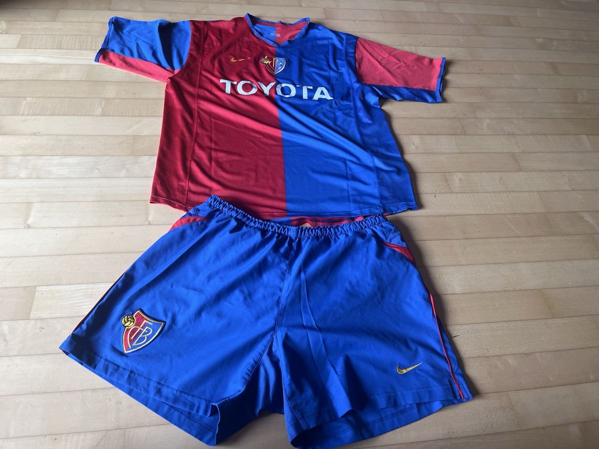 FC Basel Kleiderpakete: FC Basel FCB Vintage Trikot Kit Shirt Hose 2002/03 Toyota – Gebraucht aus Wallisellen von theadicts77
