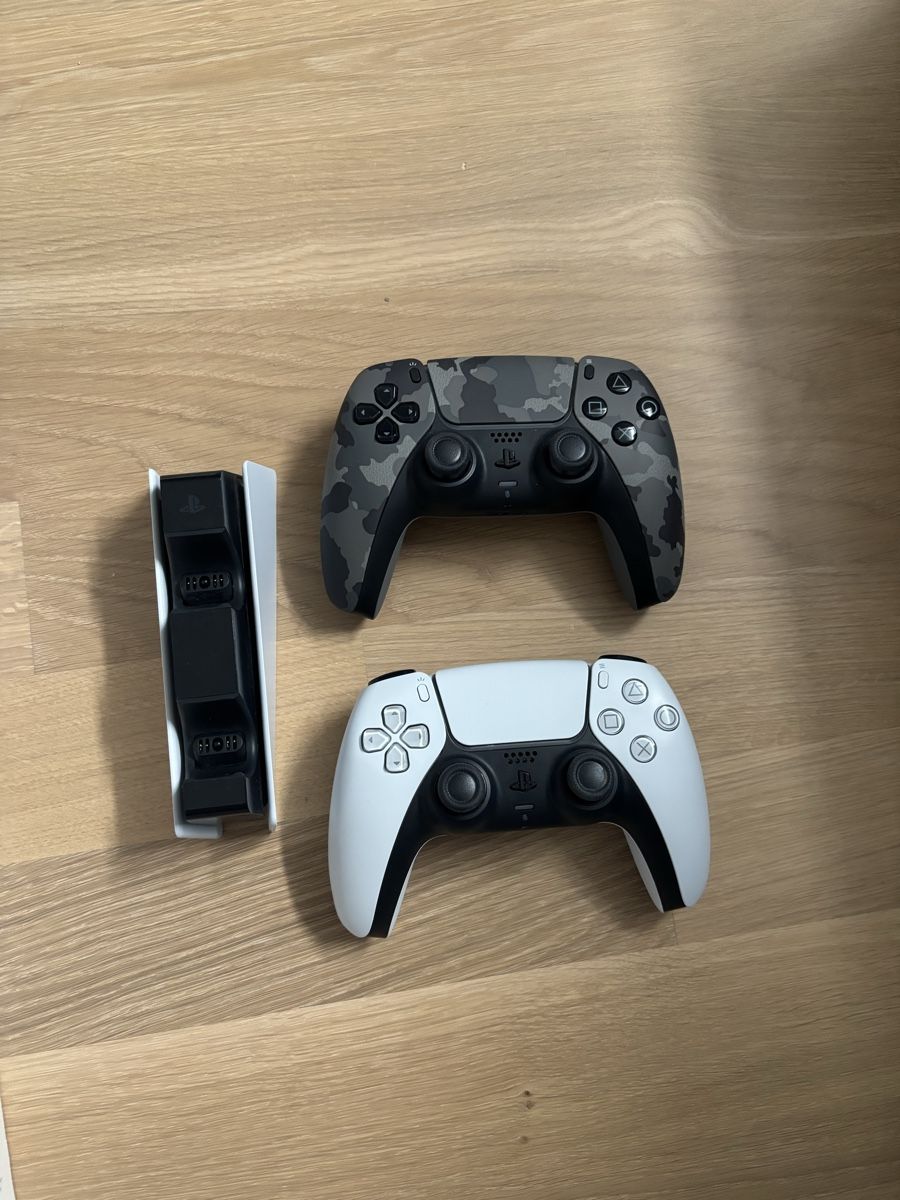 Sony Konsolen: PlayStation 5 inkl. 2 Controller und Zubehör – Gebraucht aus Wetzikon ZH von lugis 1