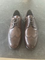 BRAUNE LEDERSCHNÜRSCHUHE MIT LOCHMUSTER