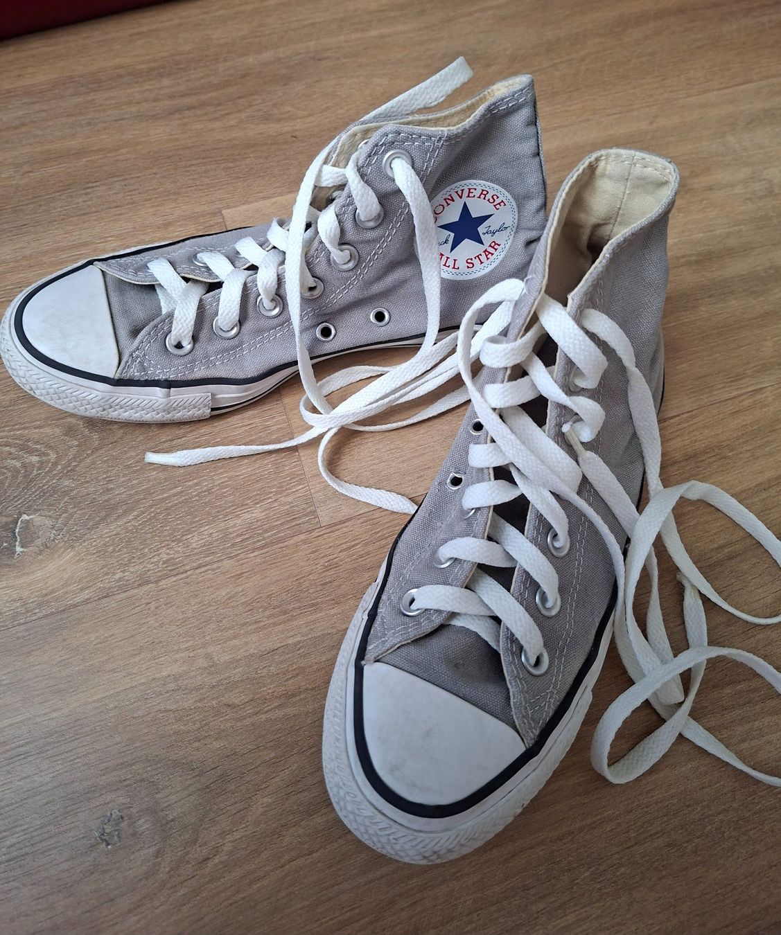 Converse Scarpe da donna: Baskets Converse grises et blanches taille 37 bon état – Usato da Genève venduto da a_t_g5kq