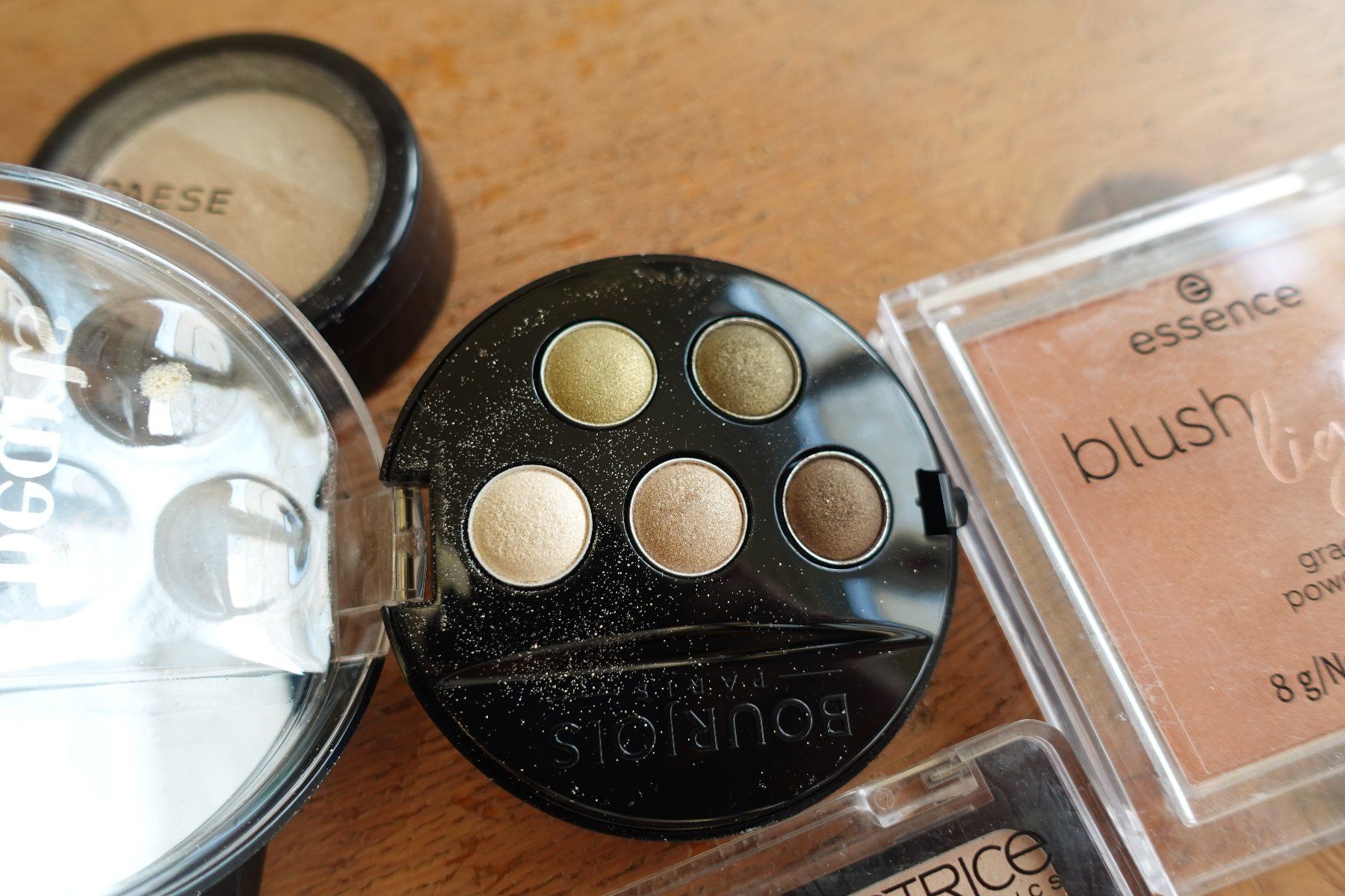 Make-up: Diverse Make-Up Paletten, Eye Shadow, Contouring, Blush – Usato da Ettiswil venduto da maimaiswiss 2