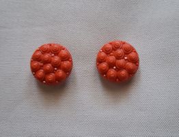 2 orange-rote Glasknöpfe mit Blumenmuster, 18 mm.