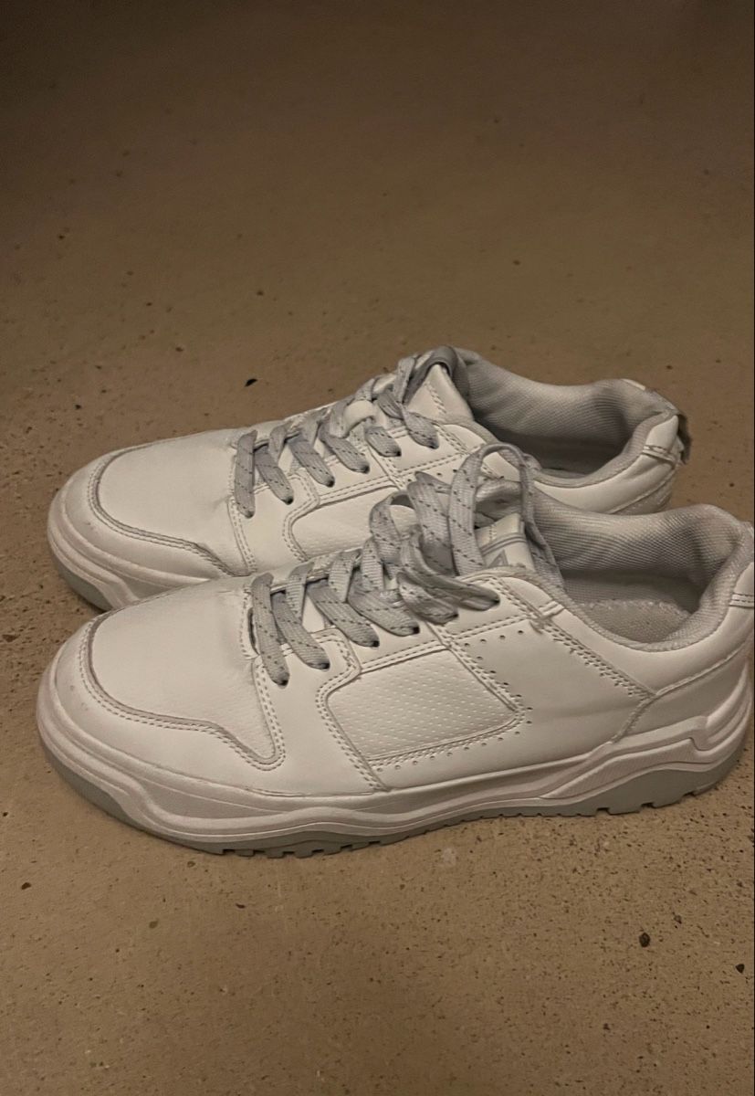 Damenschuhe: WEISSE FREIZEITSNEAKER – Gebraucht aus Gossau SG von eor_9jvs