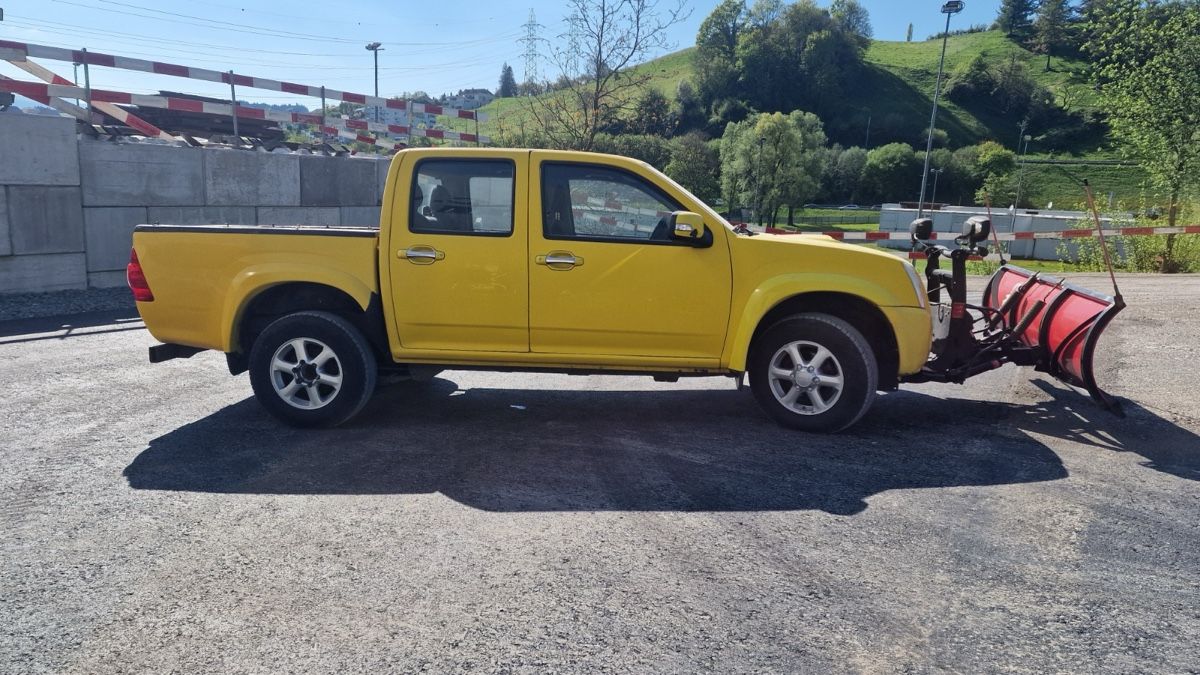 Isuzu Veicoli commerciali: ISUZU TFS86 mit Schneepflug  – Usato da Immensee venduto da Finoli.ch 2