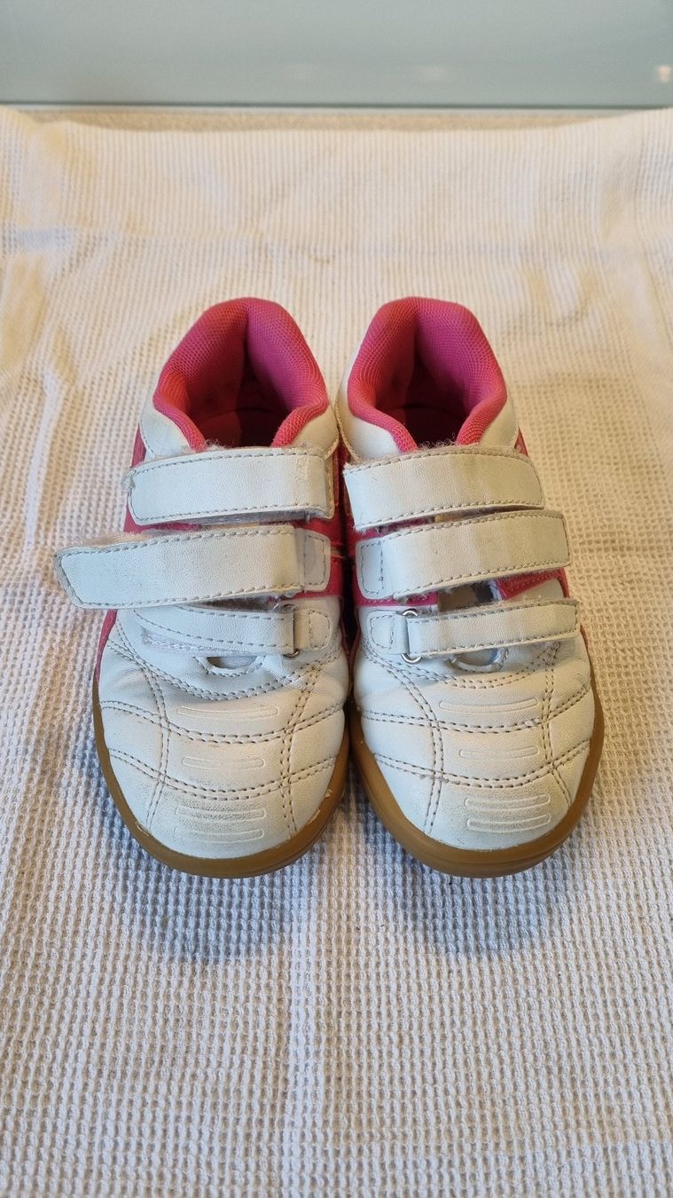 Scarpe per ragazzi: Kinder Turnschuhe, Gr. 28, Hallenschuhe – Usato da Hinterkappelen venduto da Anbal