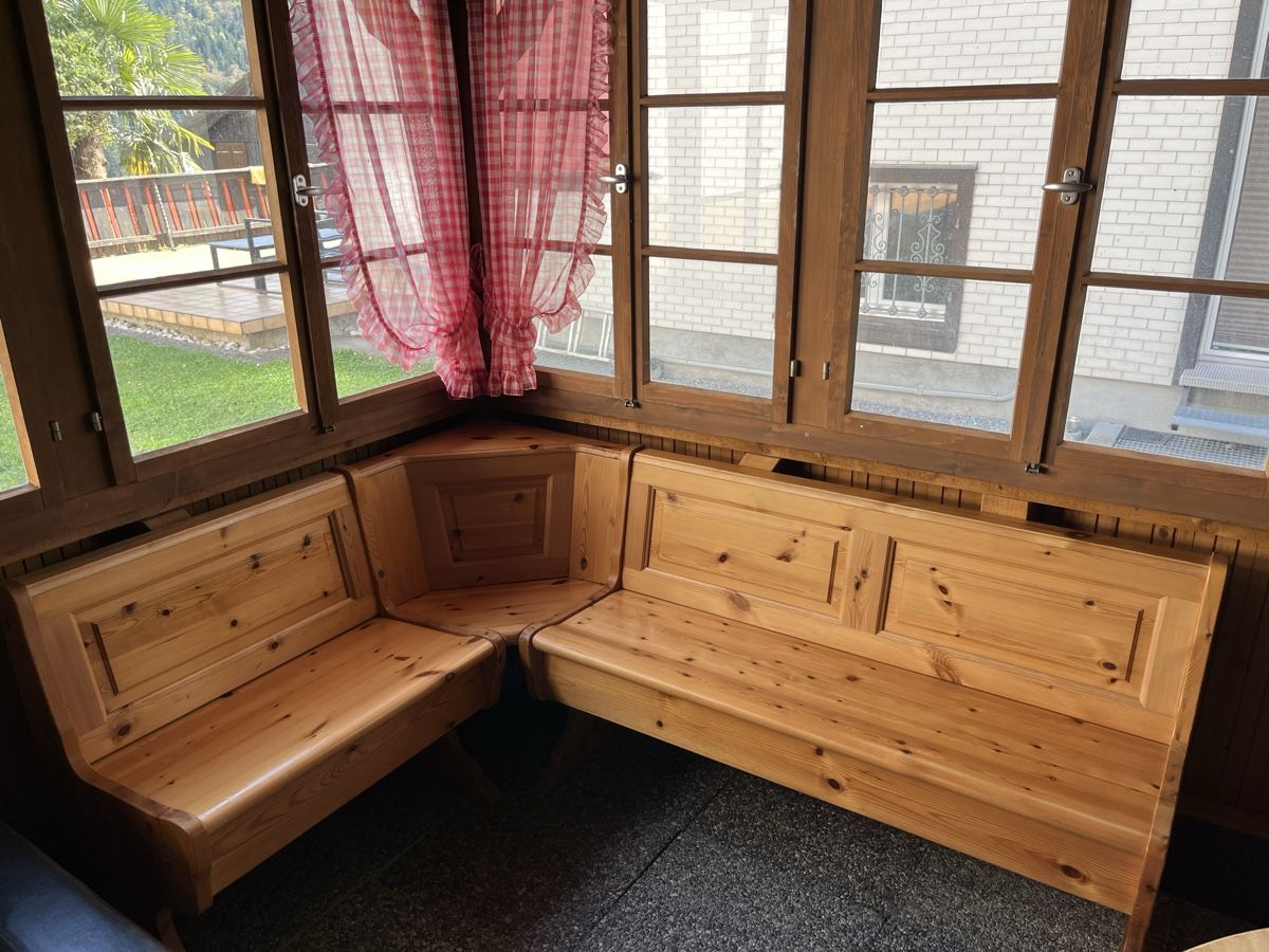 Set di tavolo e panche: Eckbank und Tisch  – Usato da Seewen SZ venduto da sil_7dg5