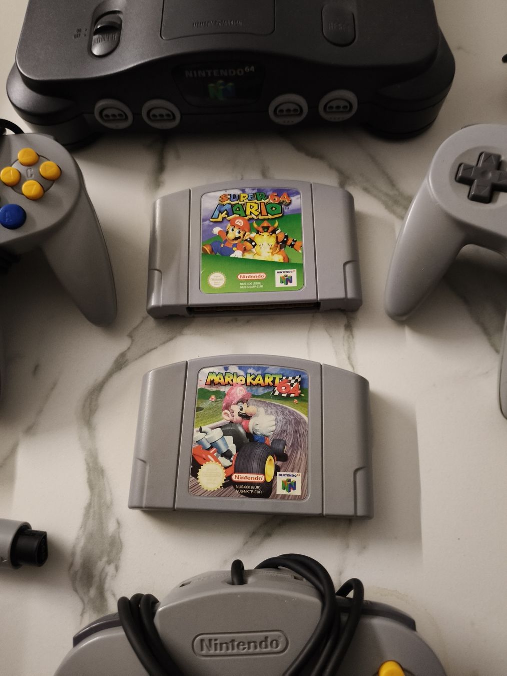 Nintendo Console: Nintendo 64 Konsole mit 3 Controller und 2 Games! – Usato da Oensingen venduto da ece_8k7q 2