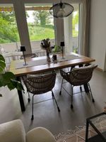 Massiver Esstisch mit schwarzen Tischbeinen