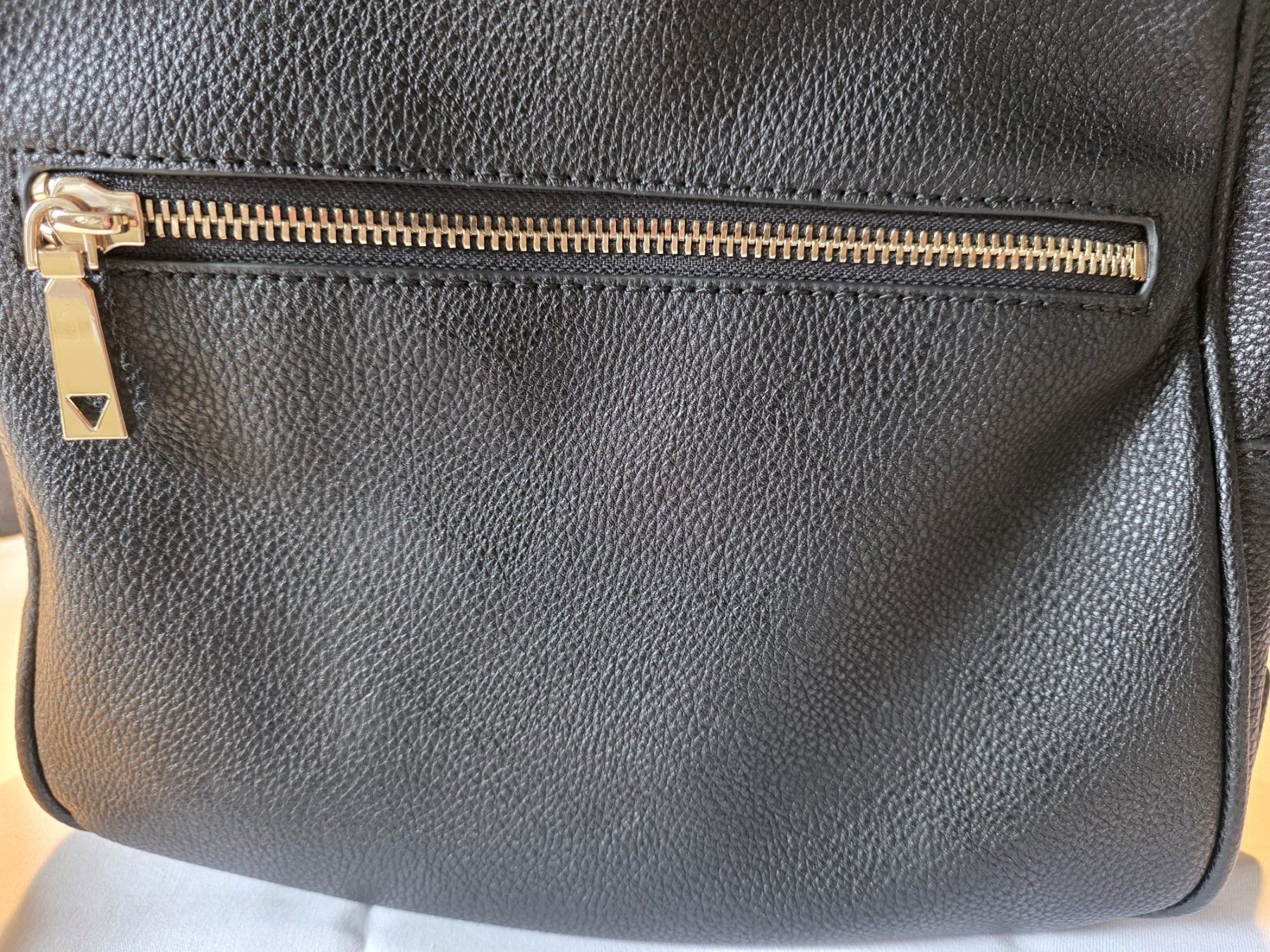 Guess Rucksäcke: Guess Damen Rucksack, Schwarz, neuwertig, Top Zustand! – Gebraucht aus Diegten von November1971 4