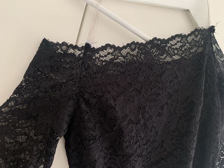Kleid mit Spitze und Carmenkragen Fashion Nova Grösse S
