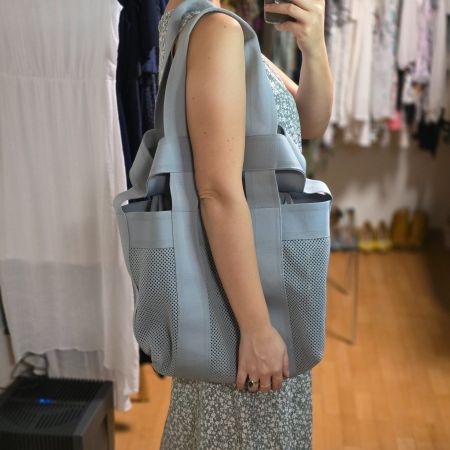 COS Tote Bag aus recyceltem Polyester – sehr geräumig