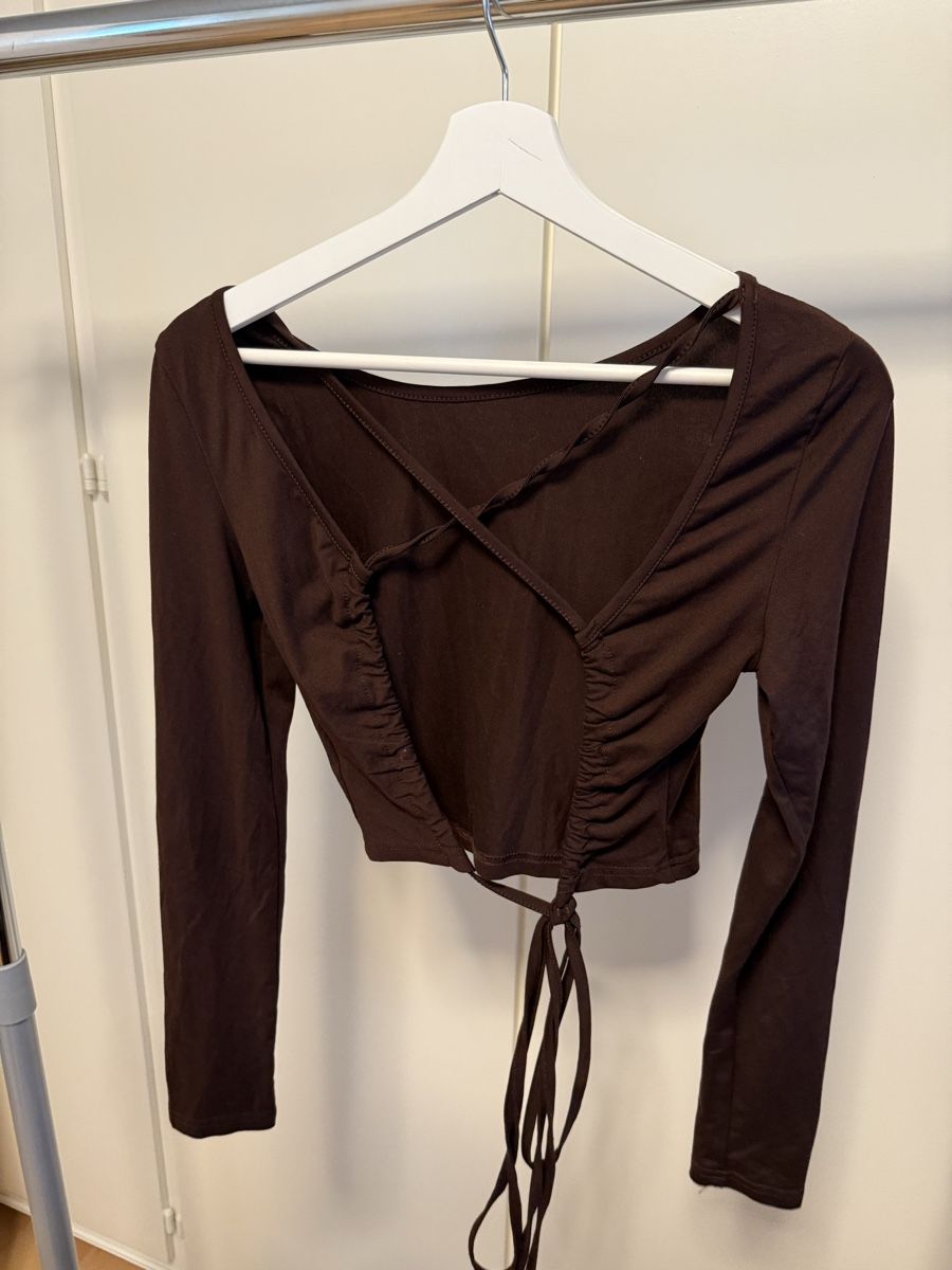 Tops: Trendiges Crop Top, Schokoladebraun, Grösse S – Gebraucht aus Thun von tat_zb9b 1