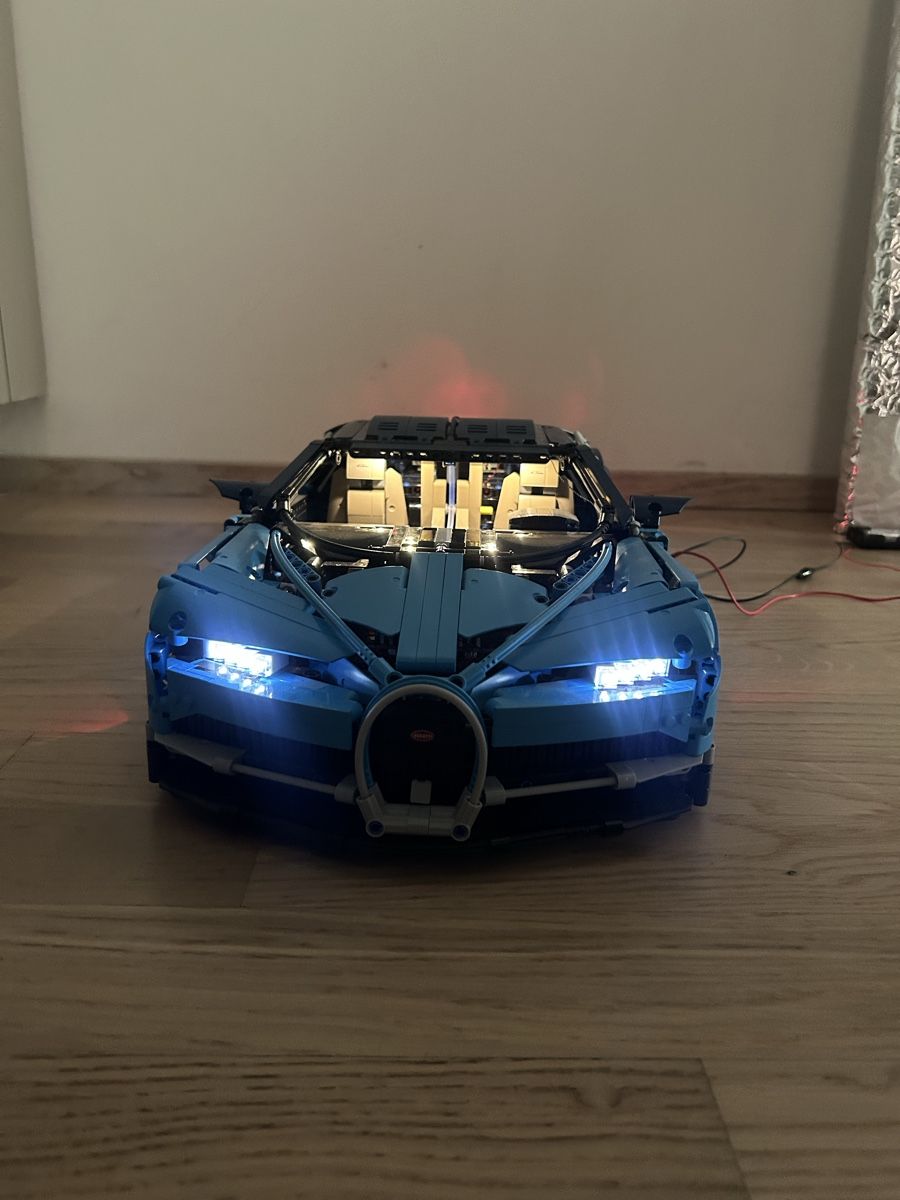 Lego Giocattoli: LEGO Technic Bugatti Chiron 42083 + custom LED light kit – Usato da Zürich venduto da giovi321