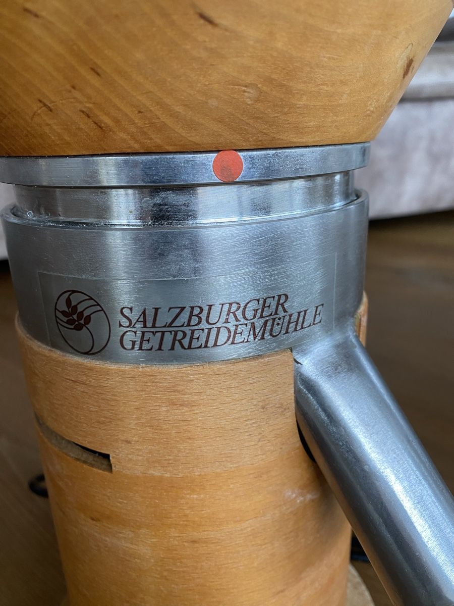 Küchengeräte: Salzburger Getreidemühle Original – Gebraucht aus Schneisingen von  1
