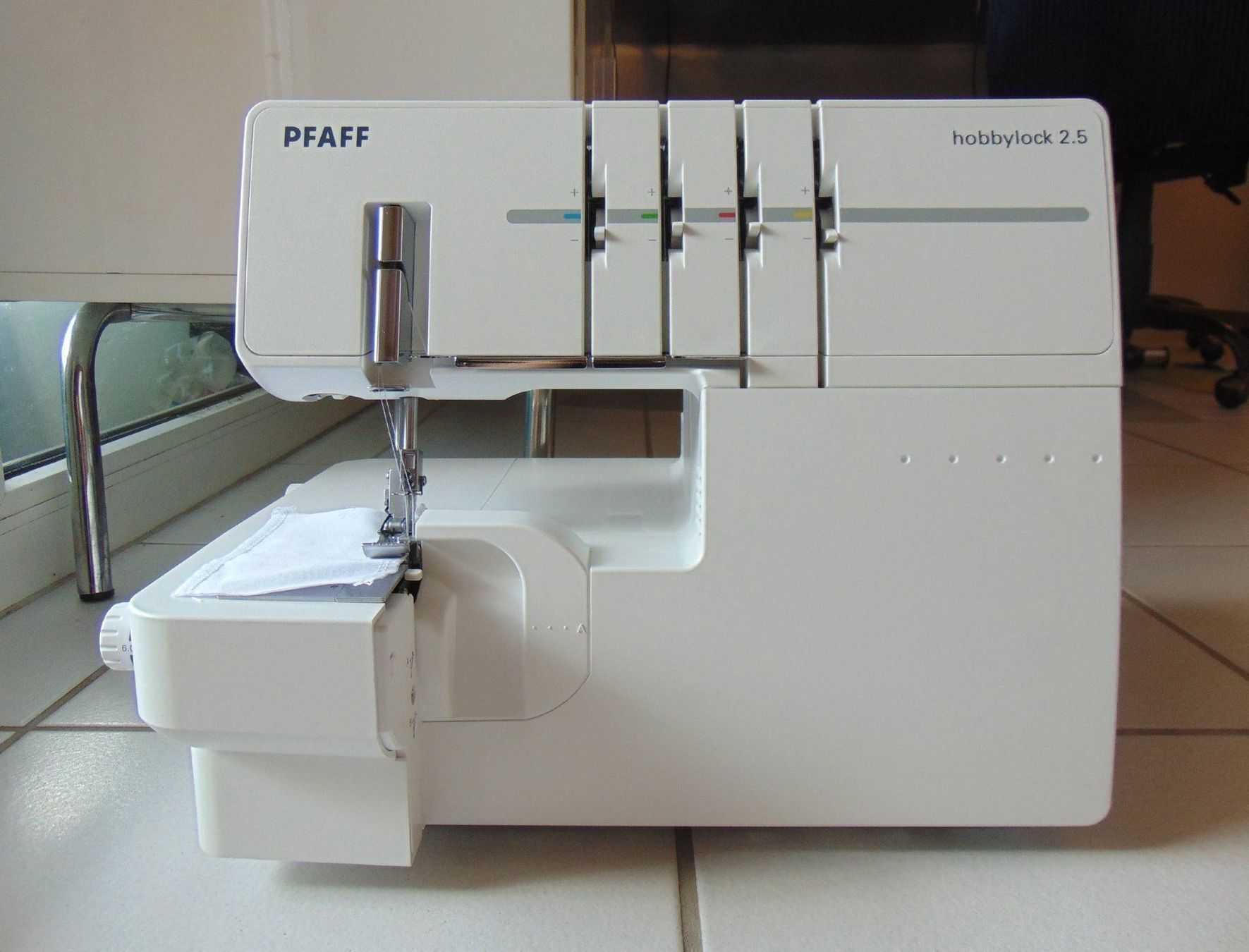 Pfaff Nähmaschinen: Overlock Nähmaschine PFAFF hobbylock 2.5, Gratis-Versand. – Neu und originalverpackt aus Olten von Pat31