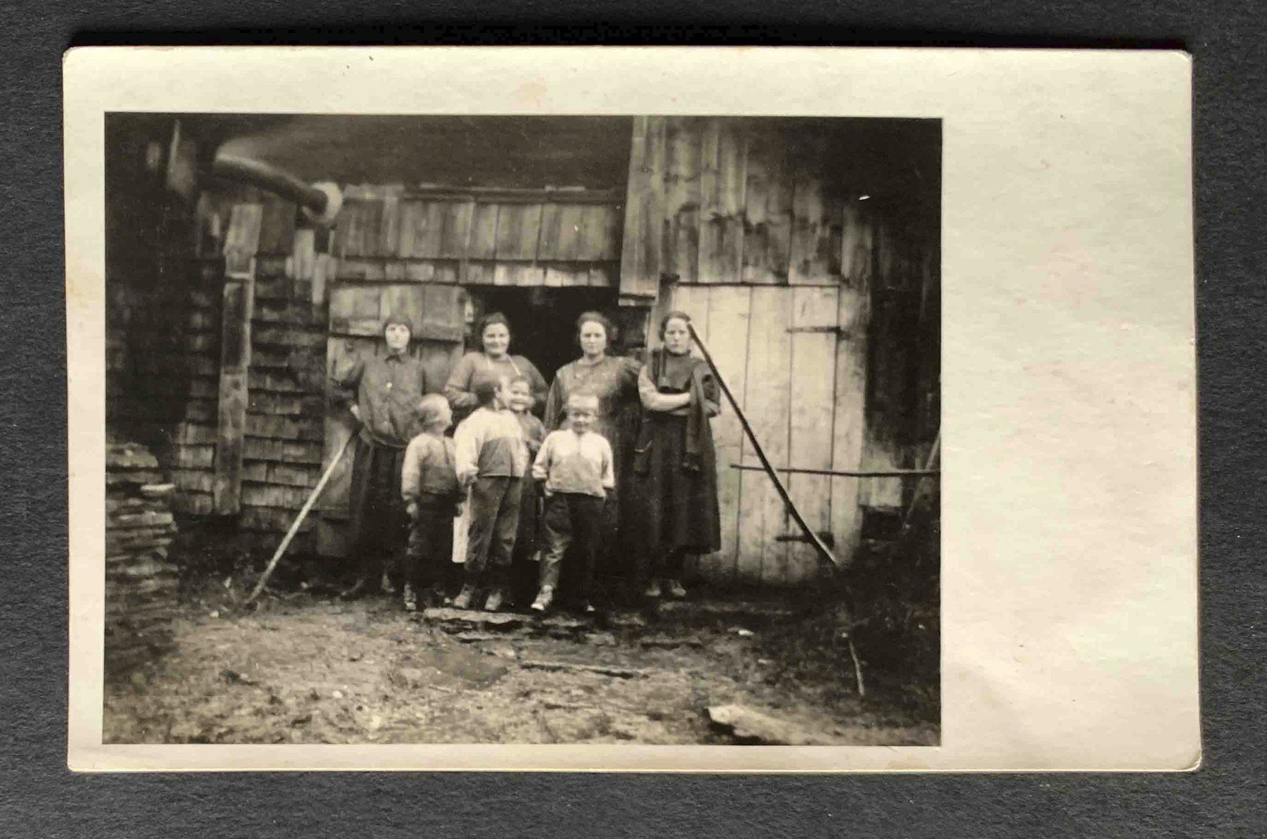 Ansichtskarten: AK Gruppenbild auf dem Hof – Gebraucht aus Goldau von artelier1