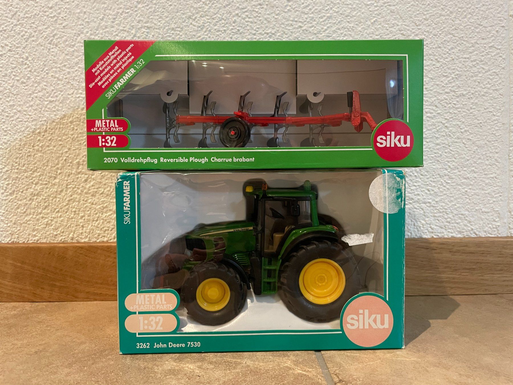 John Deere Trattori: SIKU John Deere 7530 mit Pflug – Nuovo e nell'imballaggio originale da Kreuzlingen venduto da Stefan1150 5