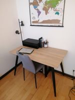 Tisch / Schreibtisch mit Holzakzent guter Zustand