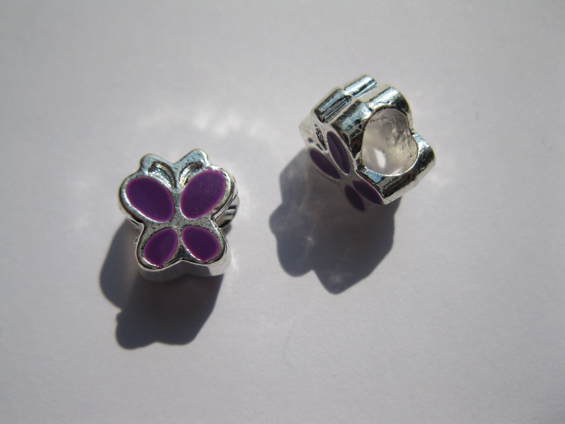 Perle (finte): 2 Grosslochperlen, Beads versilbert Schmetterling, violett – Nuovo e nell'imballaggio originale da St. Margarethen TG venduto da LuanaKa 1