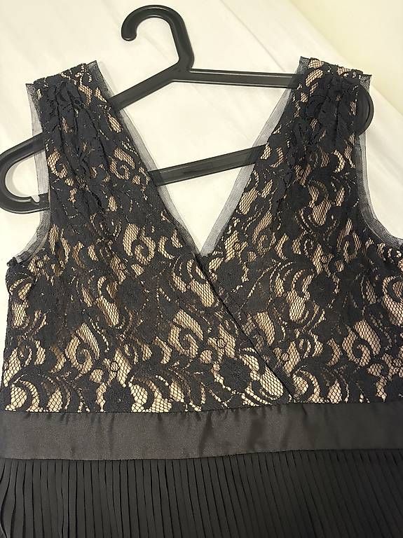 Vestiti: FESTLICHES KLEID SCHWARZ / NUDE – Usato da Münchenstein venduto da Miresolese 1