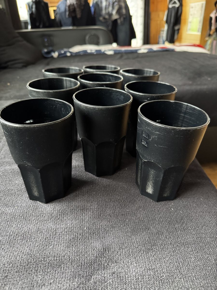 Contenitori & Simili: 9 Schwarze Kunststoffbecher, Partybecher – Usato da Hofstetten BE venduto da Alpheidi75