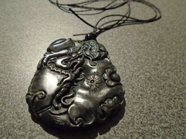 Anhänger oval, schwarzes Muster, schwarzes Band