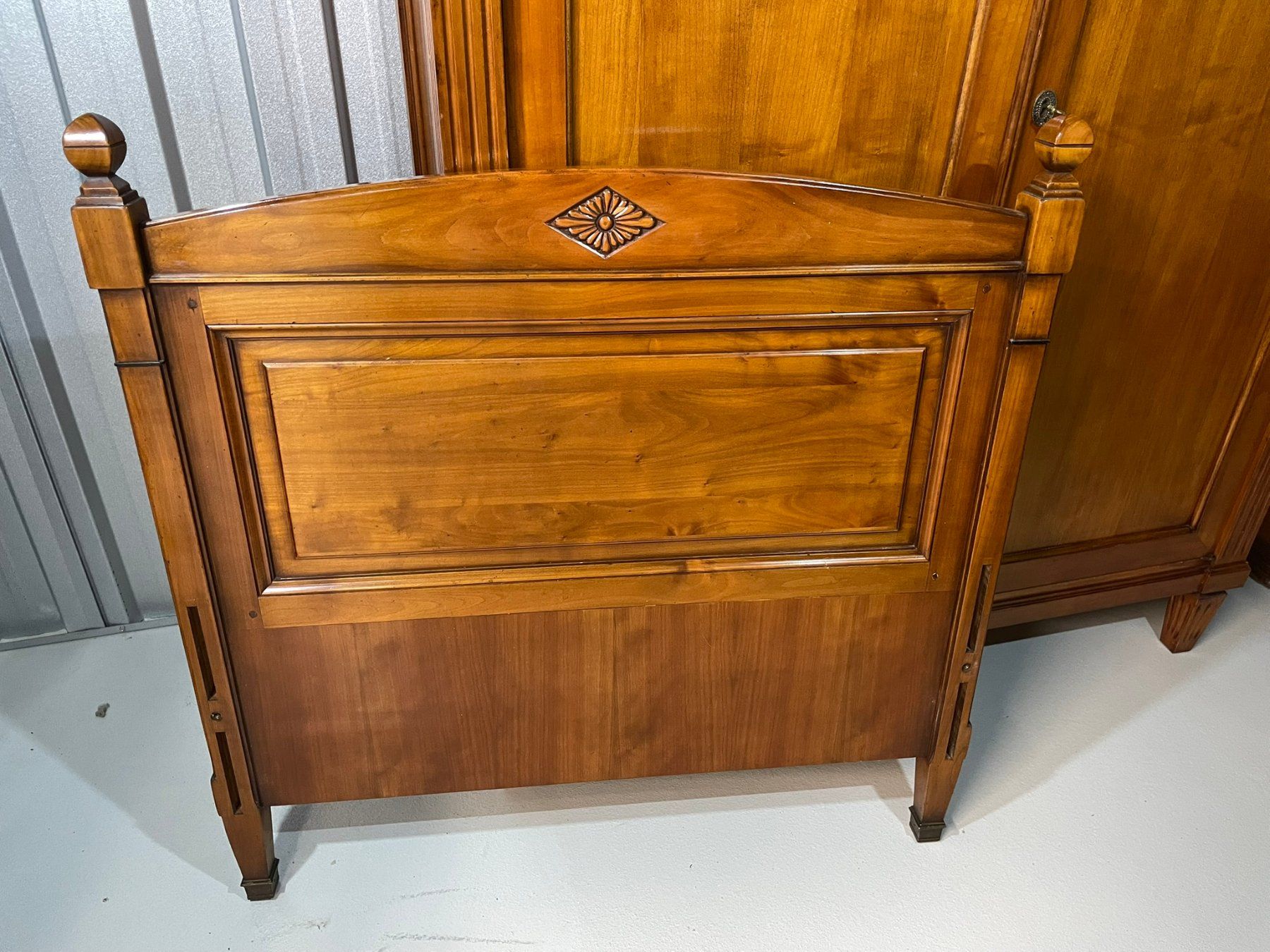 Letti: Chambre à coucher avec lits, commode et tables de chevet – Usato da Bussigny venduto da ch41 5