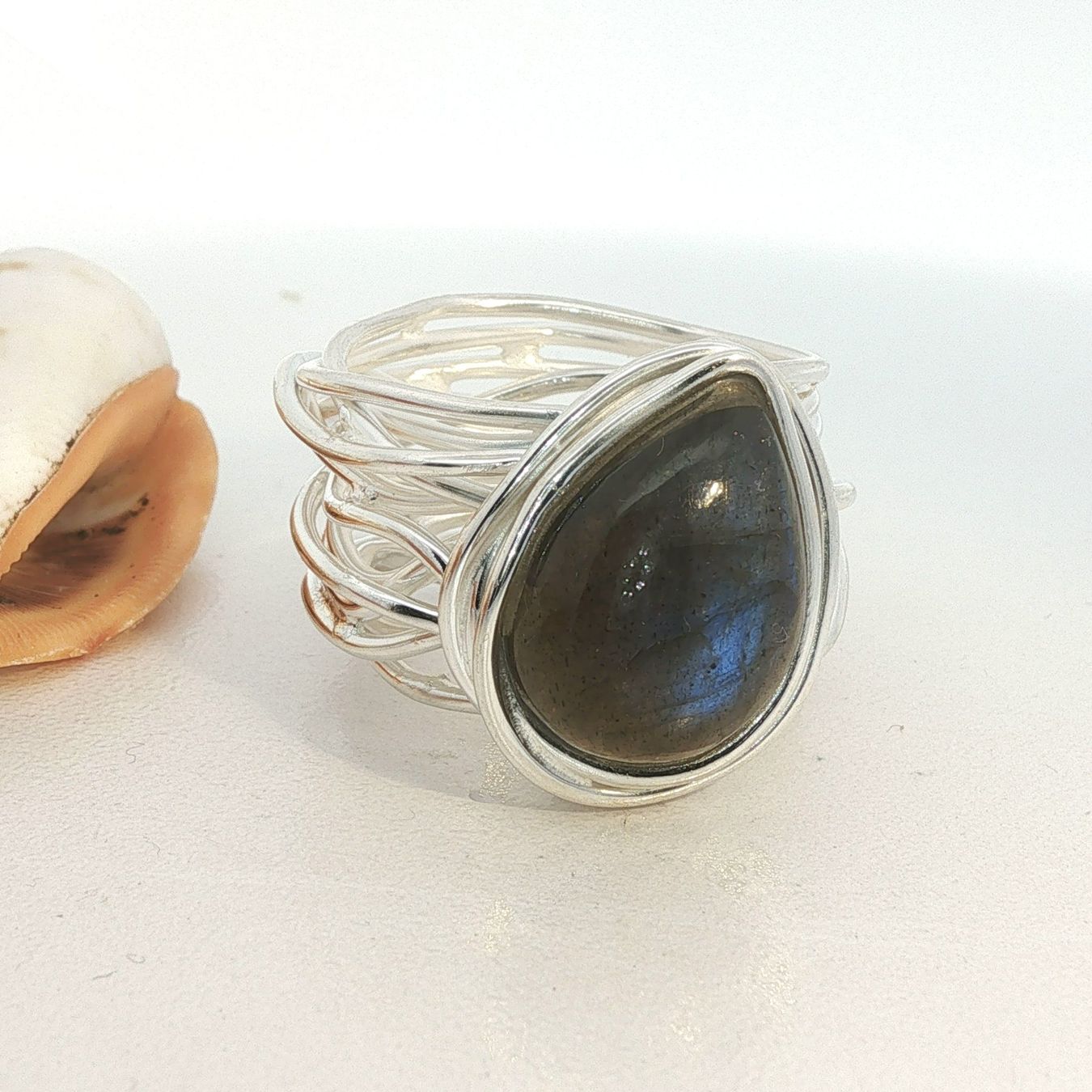 Olga Ribler Anelli: Statement Spaghetti Ring mit Labradorit – Gr 58 – Nuovo (secondo la descrizione) da Luzern venduto da Schmuckoutlet