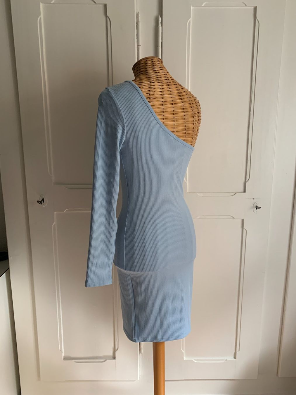 Shein Robes: SHEIN - Kleid hellblau asymmetrisch XS – D'occasion à Zürich par Diazaio 2