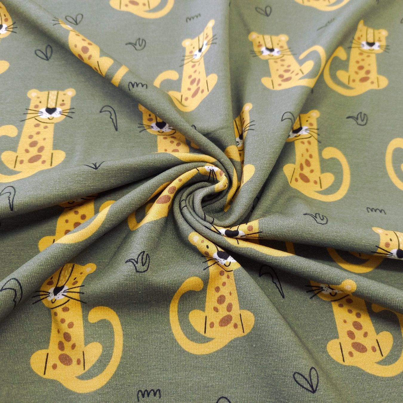 Tessuti: Jersey Leopard auf Wiese oliv – Nuovo e nell'imballaggio originale da Winterthur venduto da Kimbana 2