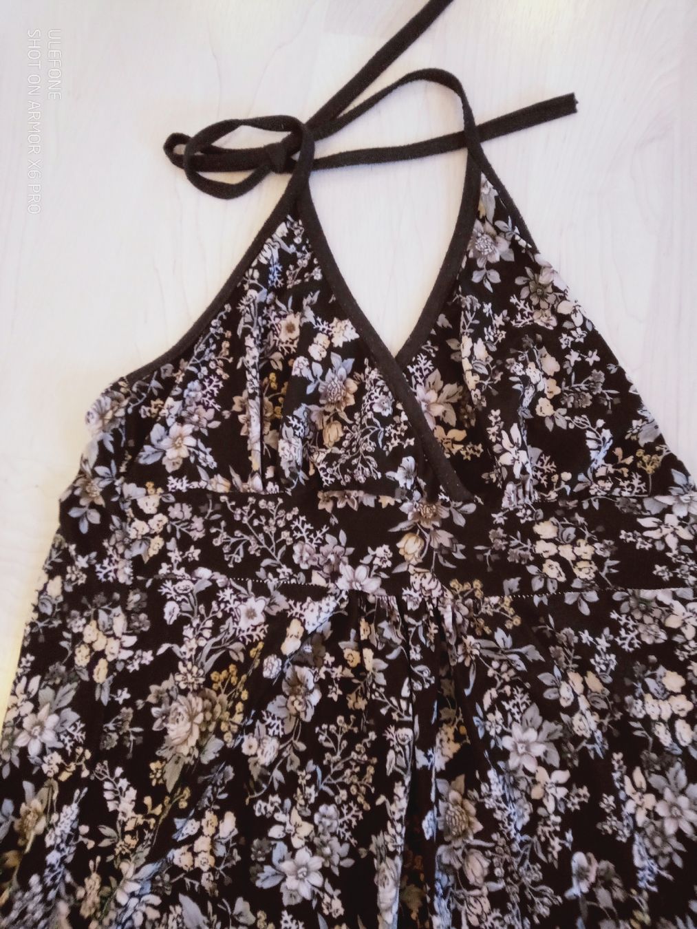 Kleider: Sommerliches Neckholder Kleid mit Blumenmuster, Gr. S – Gebraucht aus Volketswil von Car1 1