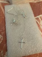 Elegante silberfarbene Halskette mit Acht und Kreuz, neu