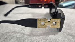 Occhiali da sole neri con dettagli oro donna