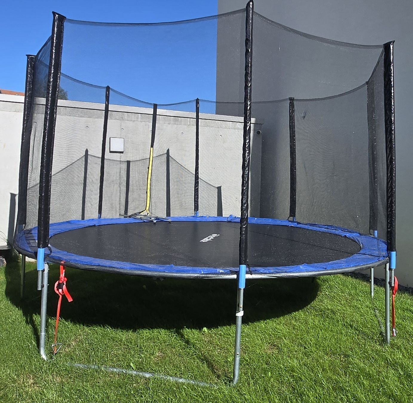 Trampolini: TECTAKE Blaues Trampolin 396 cm + Weiterer neuer Sprungmatte – Usato da Sarmenstorf venduto da Lunares_Mare