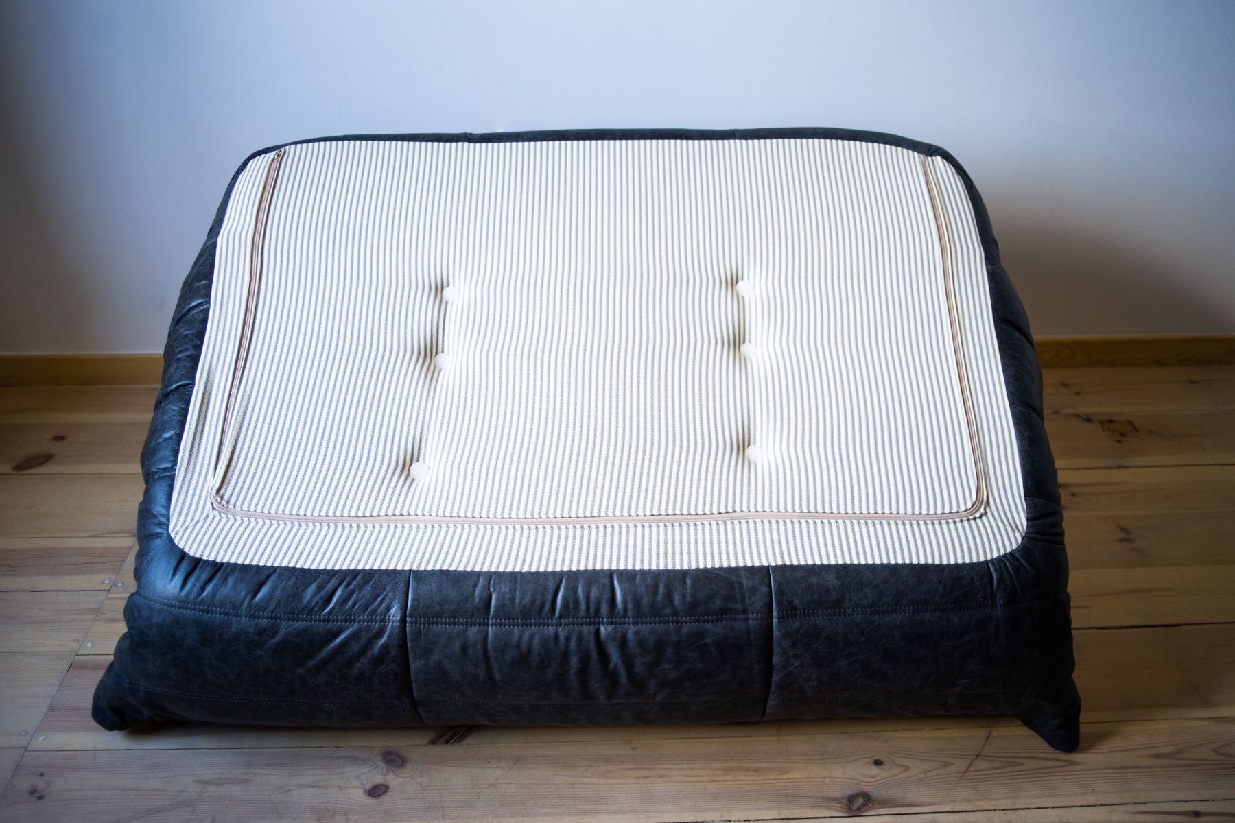 Ligne Roset Divani: Neu gepolstertes Original Togo 2er Sofa – Usato da Zürich venduto da ERATOMIUM 3
