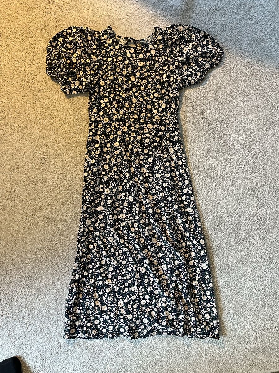 Vestiti: Old Navy Sommerkleid mit Blumenmuster – Nuovo (secondo la descrizione) da Zürich venduto da ole_8rwr