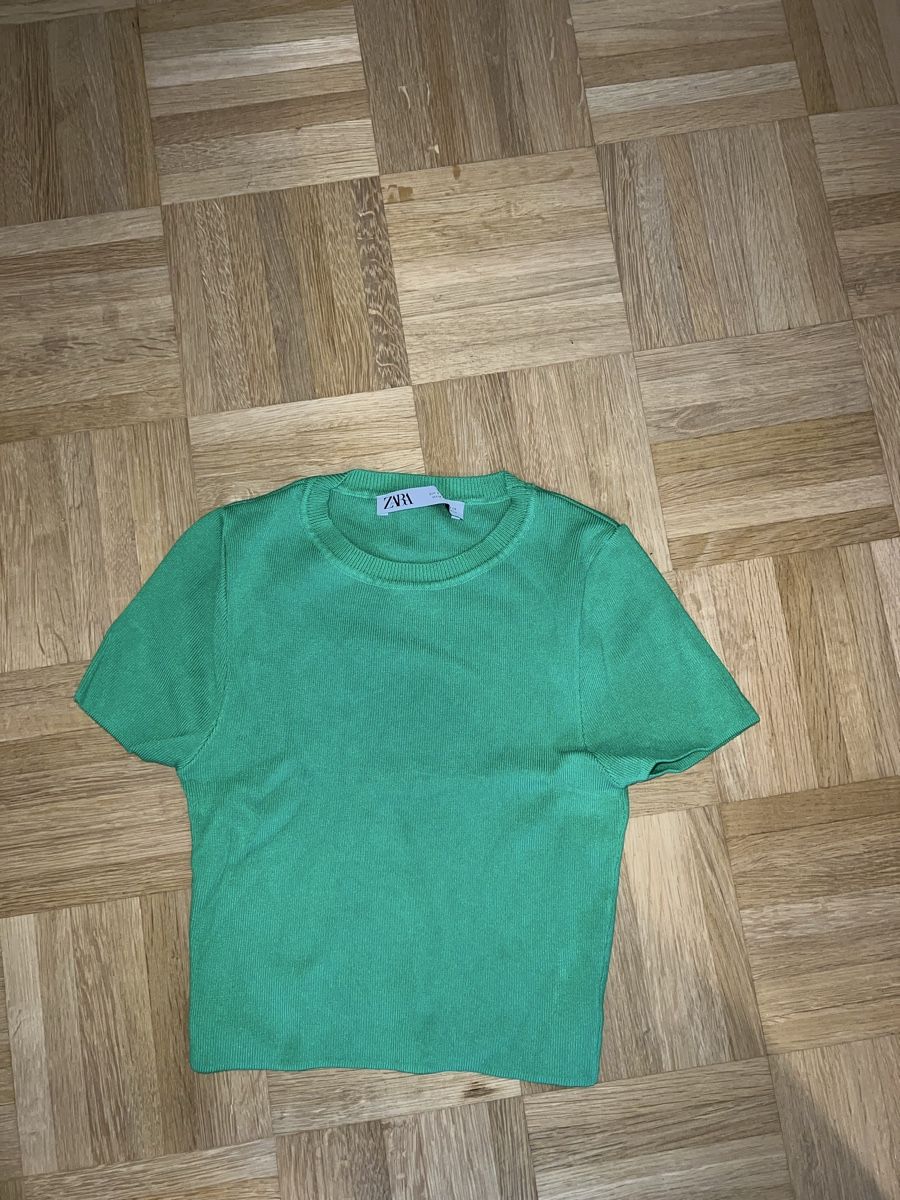 Zara T-shirt: Zara Top – Nuovo (secondo la descrizione) da Biel/Bienne venduto da Peeeep10