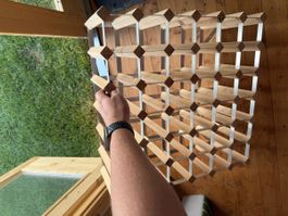 Weinregal aus Holz und Metall