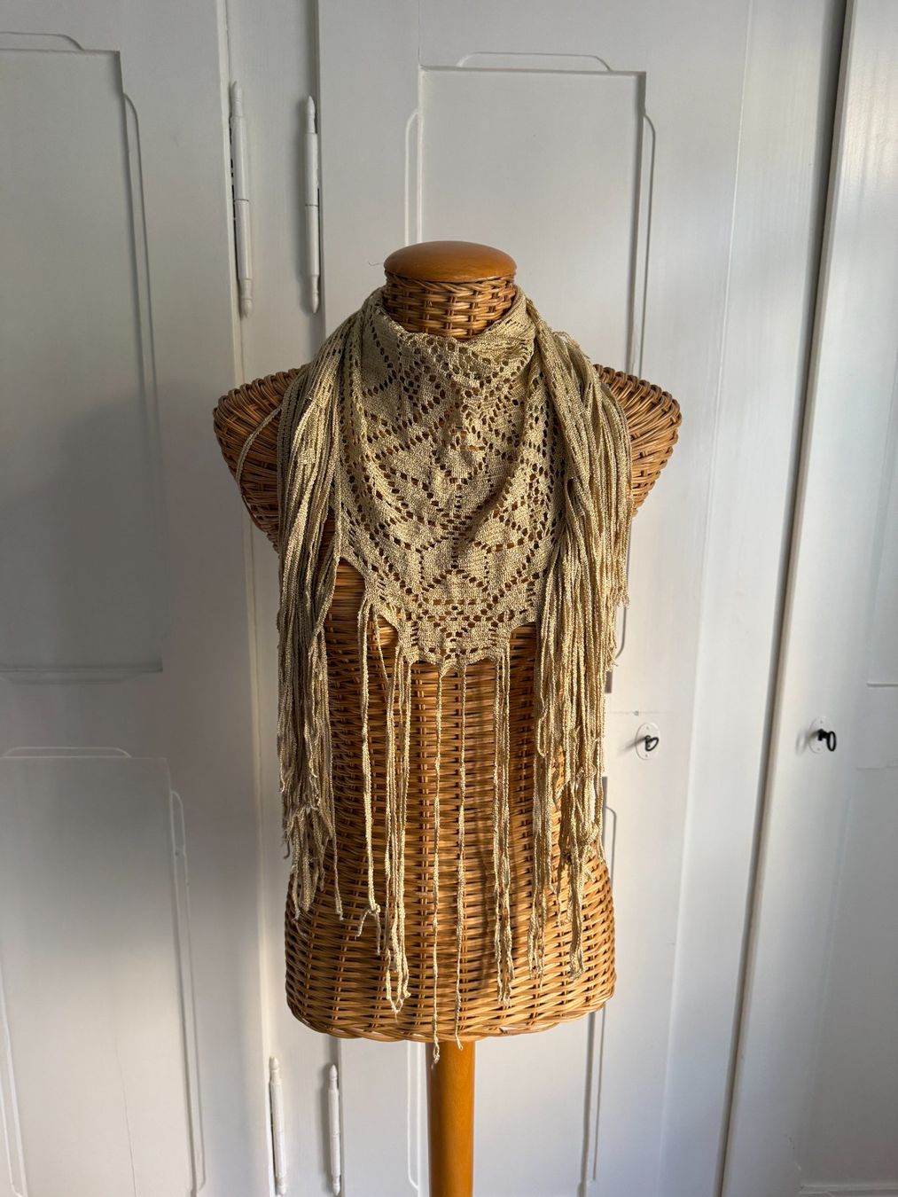 Foulard & Sciarpe: Dreieckstuch Schal beige mit Fransen – Usato da Zürich venduto da Diazaio