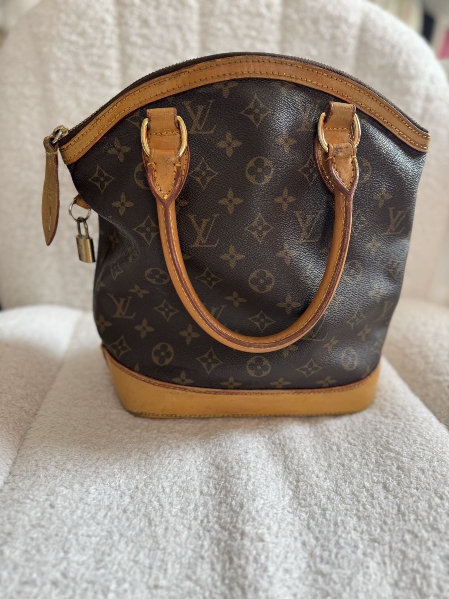 Louis Vuitton Taschen für Damen: Louis Vuitton Lockit Vertical PM Monogram Canvas – Gebraucht aus Wittenbach von Apicel