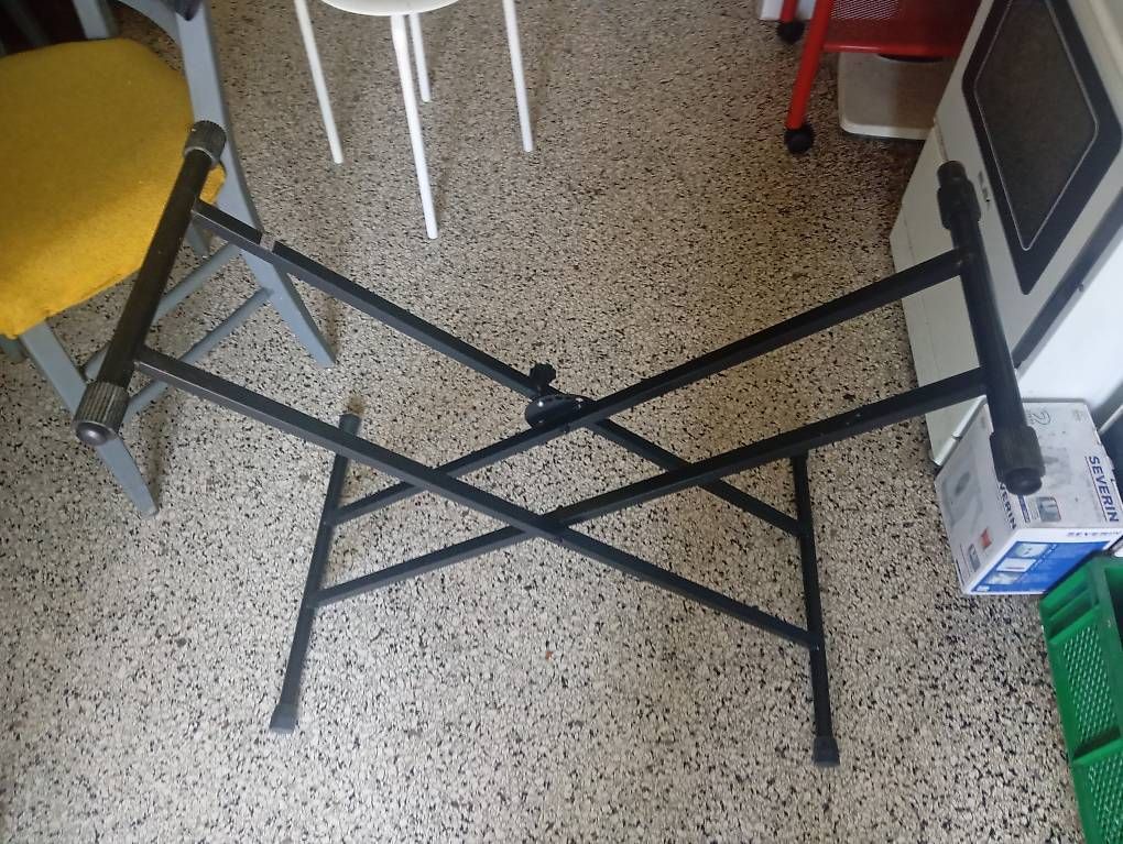 Supports pour instruments & partitions: Keyboard Ständer – D'occasion à Basel par Petergunn 1